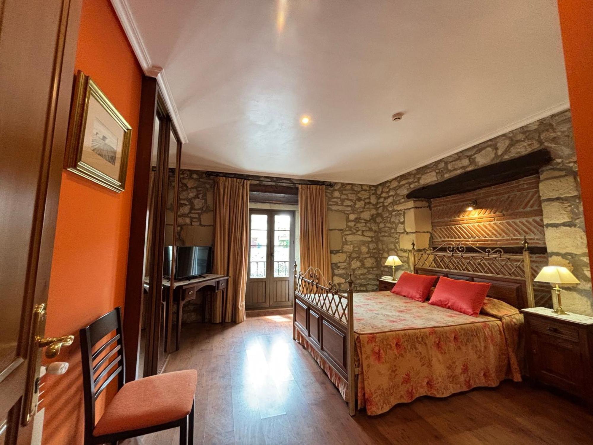 Hotel Casona Los Caballeros Santillana del Mar Exterior photo